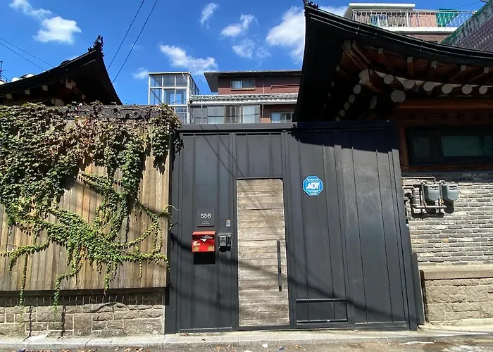 Jongno Hanok Family 3 2 Bathrooms Dongmyo Ddp Urban Relaxation Gyeongbokgung Palace Modern Hanok Spacious Deck Free Luggage Storage 度假居