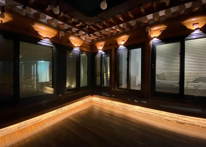 Jongno Hanok Family 3 2 Bathrooms Dongmyo Ddp Urban Relaxation Gyeongbokgung Palace Modern Hanok Spacious Deck Free Luggage Storage