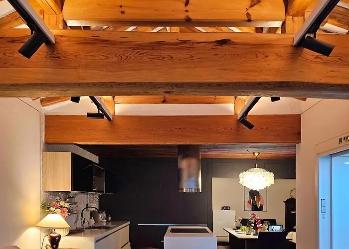 Jongno Hanok Family 3 2 Bathrooms Dongmyo Ddp Urban Relaxation Gyeongbokgung Palace Modern Hanok Spacious Deck Free Luggage Storage 首爾