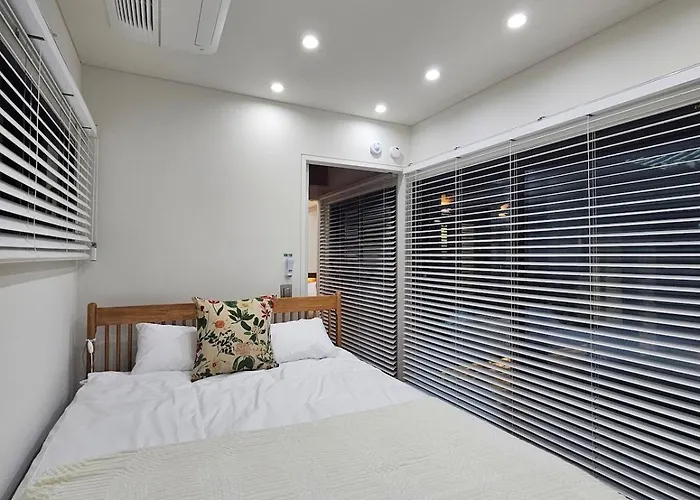 Jongno Hanok Family 3 2 Bathrooms Dongmyo Ddp Urban Relaxation Gyeongbokgung Palace Modern Hanok Spacious Deck Free Luggage Storage *