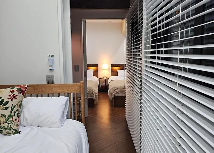 Jongno Hanok Family 3 2 Bathrooms Dongmyo Ddp Urban Relaxation Gyeongbokgung Palace Modern Hanok Spacious Deck Free Luggage Storage 首爾