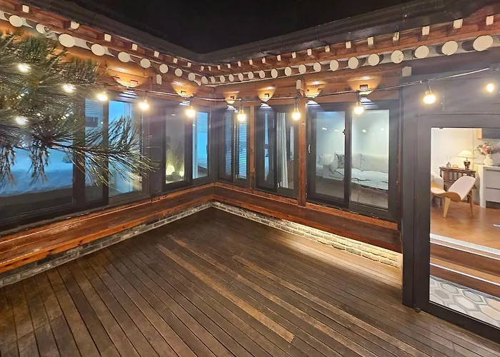 Jongno Hanok Family 3 2 Bathrooms Dongmyo Ddp Urban Relaxation Gyeongbokgung Palace Modern Hanok Spacious Deck Free Luggage Storage