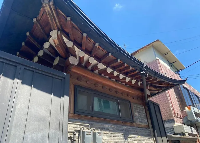 Jongno Hanok Family 3 2 Bathrooms Dongmyo Ddp Urban Relaxation Gyeongbokgung Palace Modern Hanok Spacious Deck Free Luggage Storage 度假居 首爾