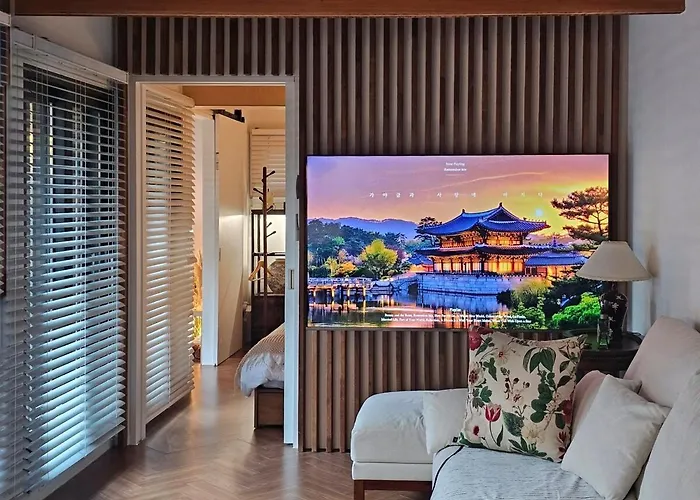 Jongno Hanok Family 3 2 Bathrooms Dongmyo Ddp Urban Relaxation Gyeongbokgung Palace Modern Hanok Spacious Deck Free Luggage Storage